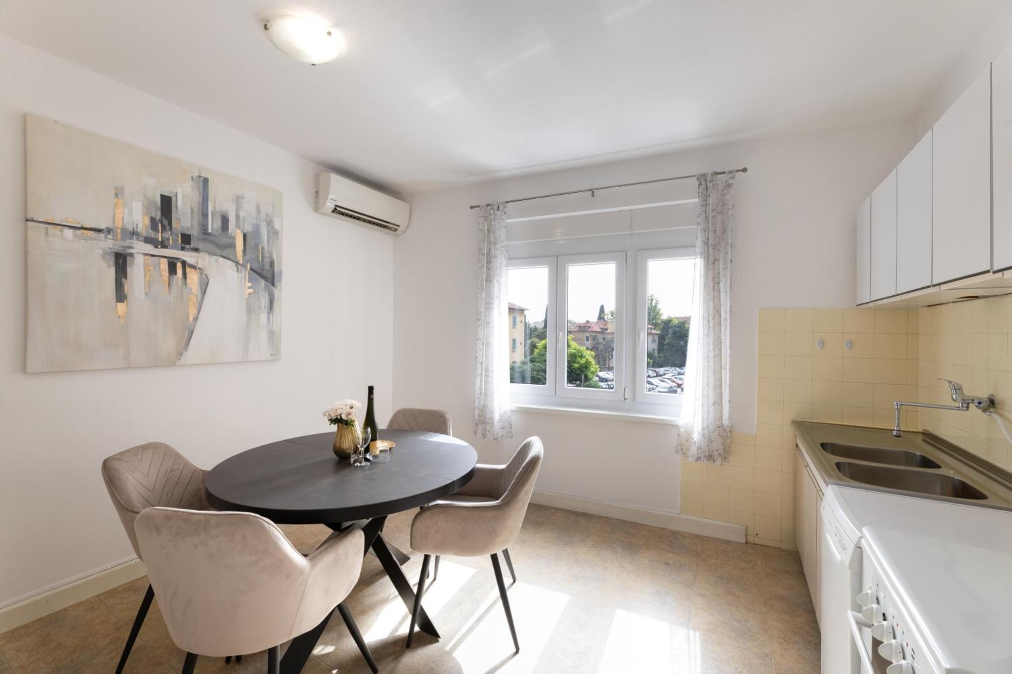 Apartment Central To Beach & Old Town Split Exterior photo
